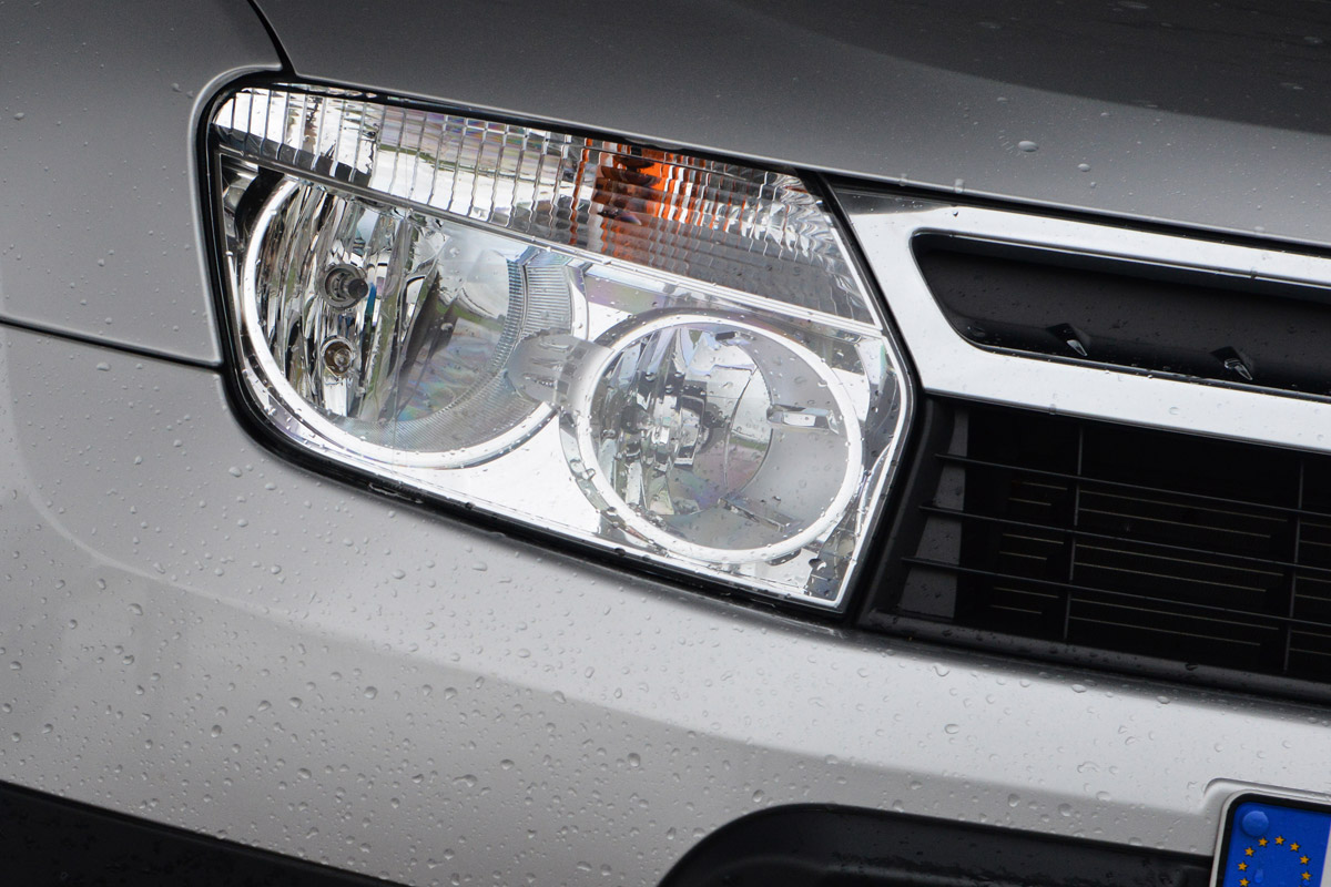 Dacia Duster headlight