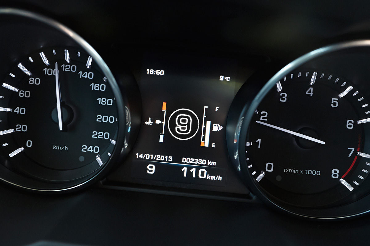 Range Rover Evoque nine-speed dials