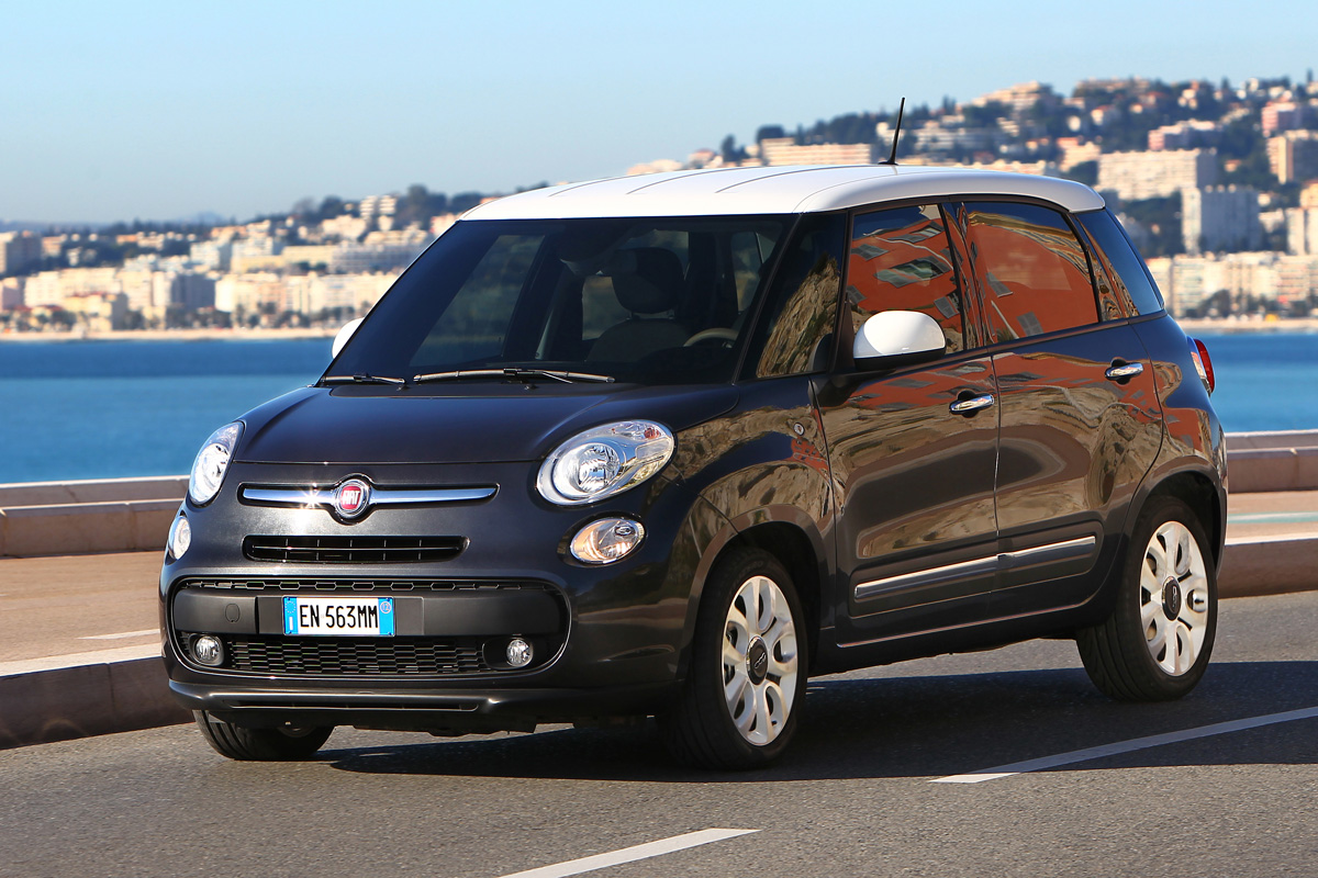 Fiat 500L front three-quarters
