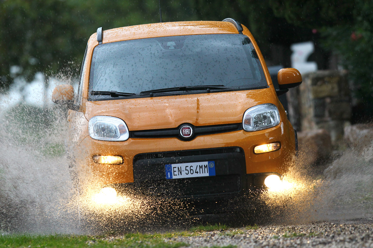 Fiat Panda Trekking front water splash
