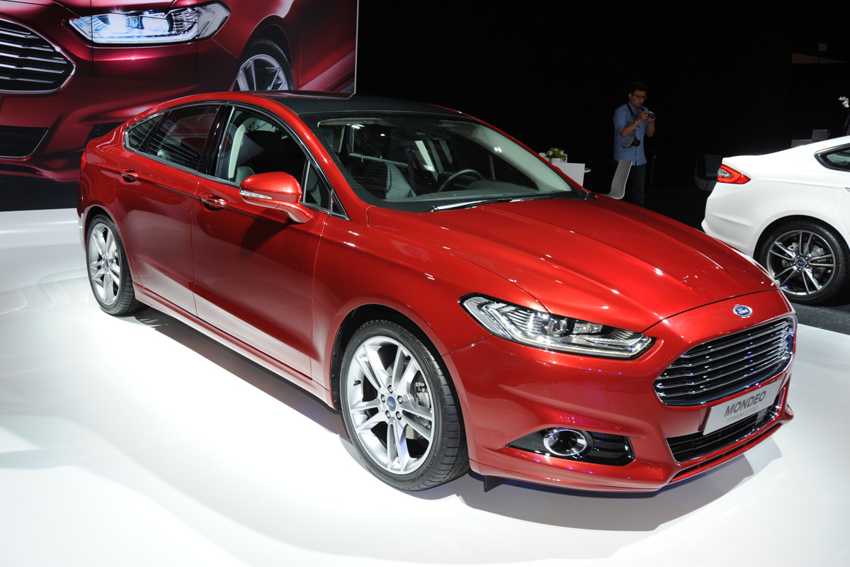 New Ford Mondeo front three-quarters