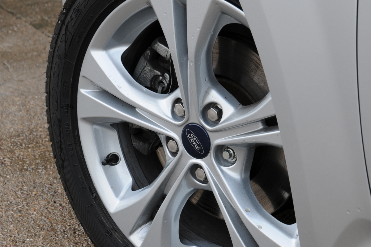Ford Mondeo Graphite alloy wheel