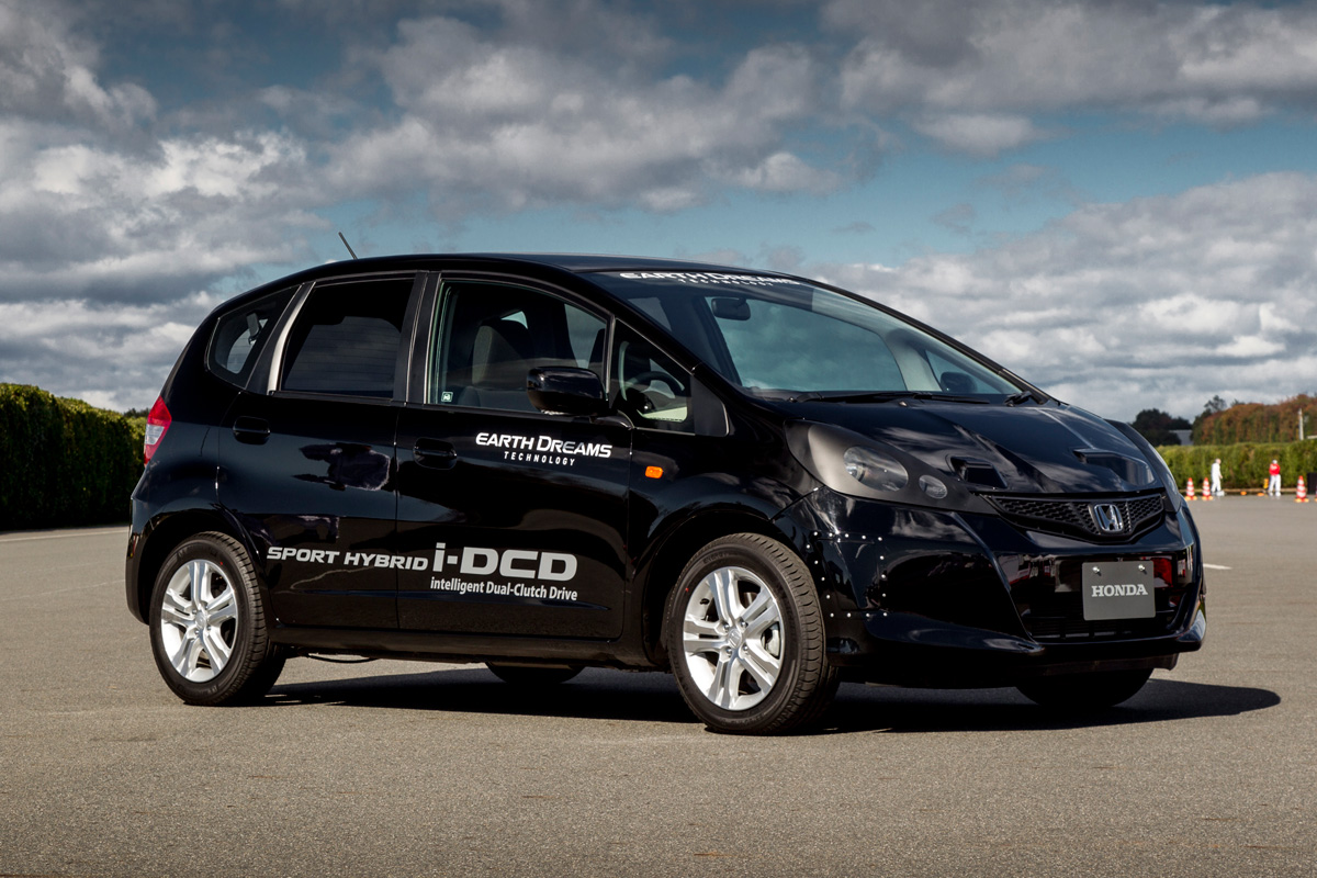 Honda Jazz Hybrid front three-quarters