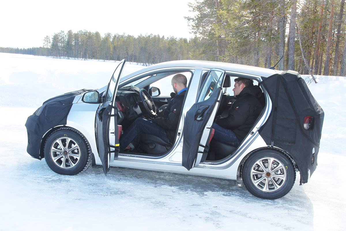 Hyundai i10 doors open