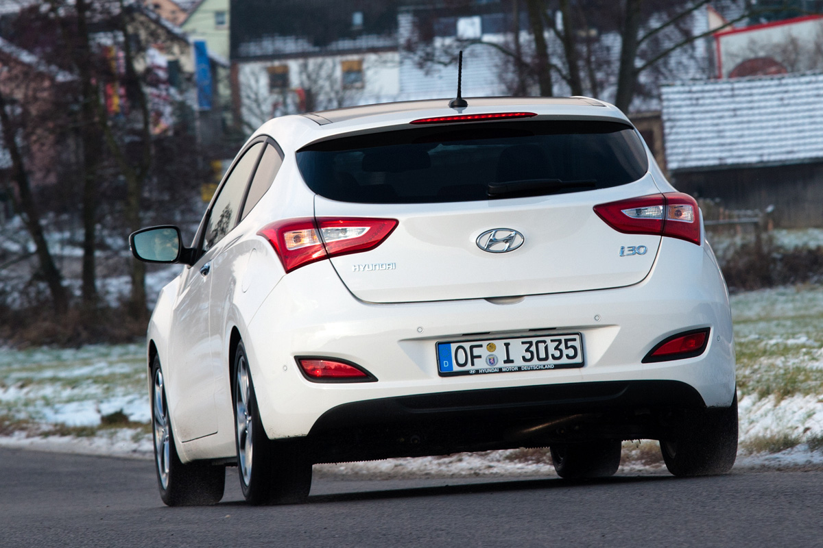 Hyundai i30 3dr rear cornering