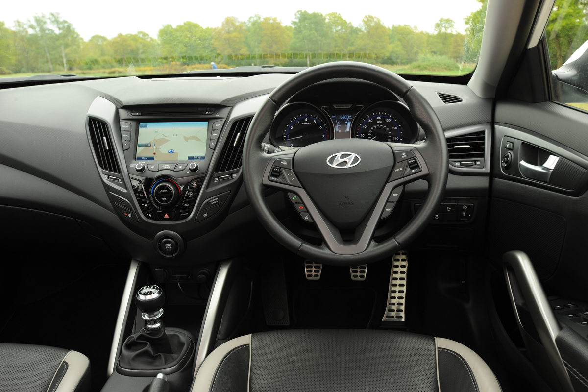 Hyundai Veloster Turbo interior