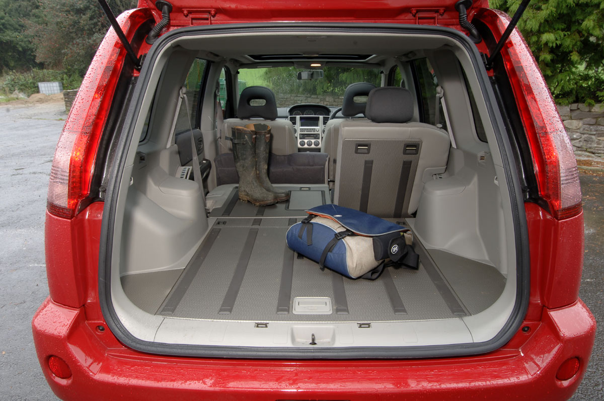 Nissan X-Trail Aventura rear
