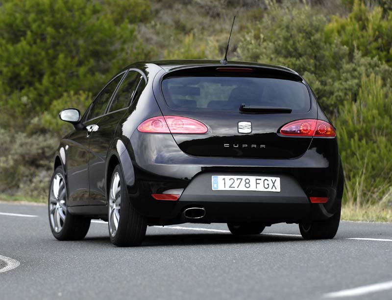 SEAT Leon Cupra rear view