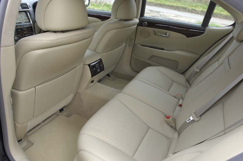 Lexus LS460 SE-L inside back
