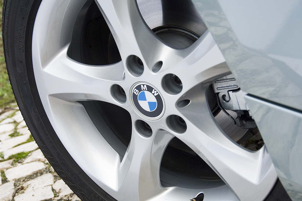BMW 120i SE 3dr wheel