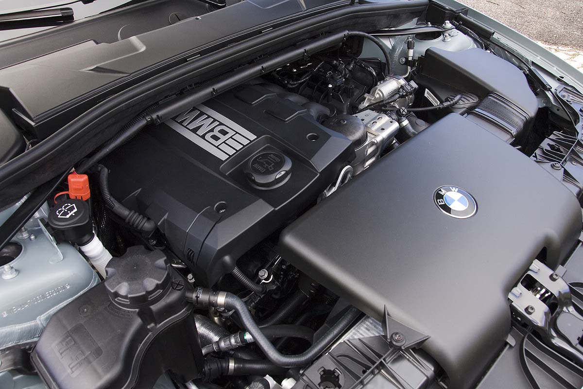 BMW 120i SE 3dr engine