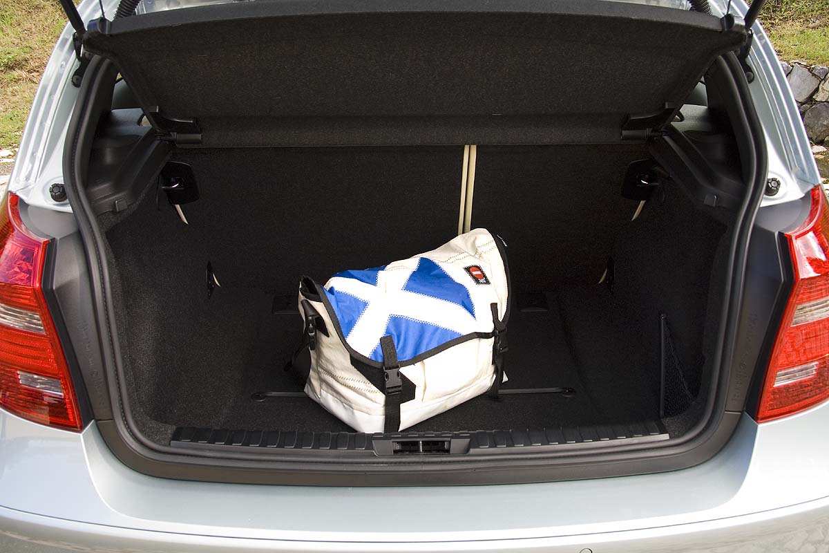 BMW 120i SE 3dr boot