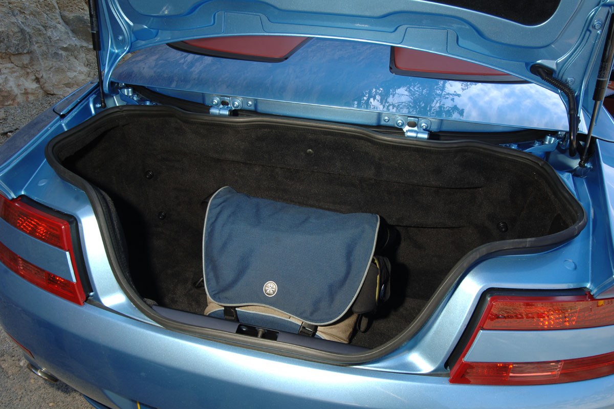 Aston Martin Vantage Roadster boot