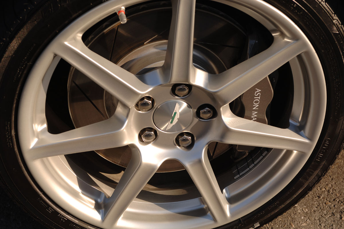 Aston Martin Vantage Roadster wheel