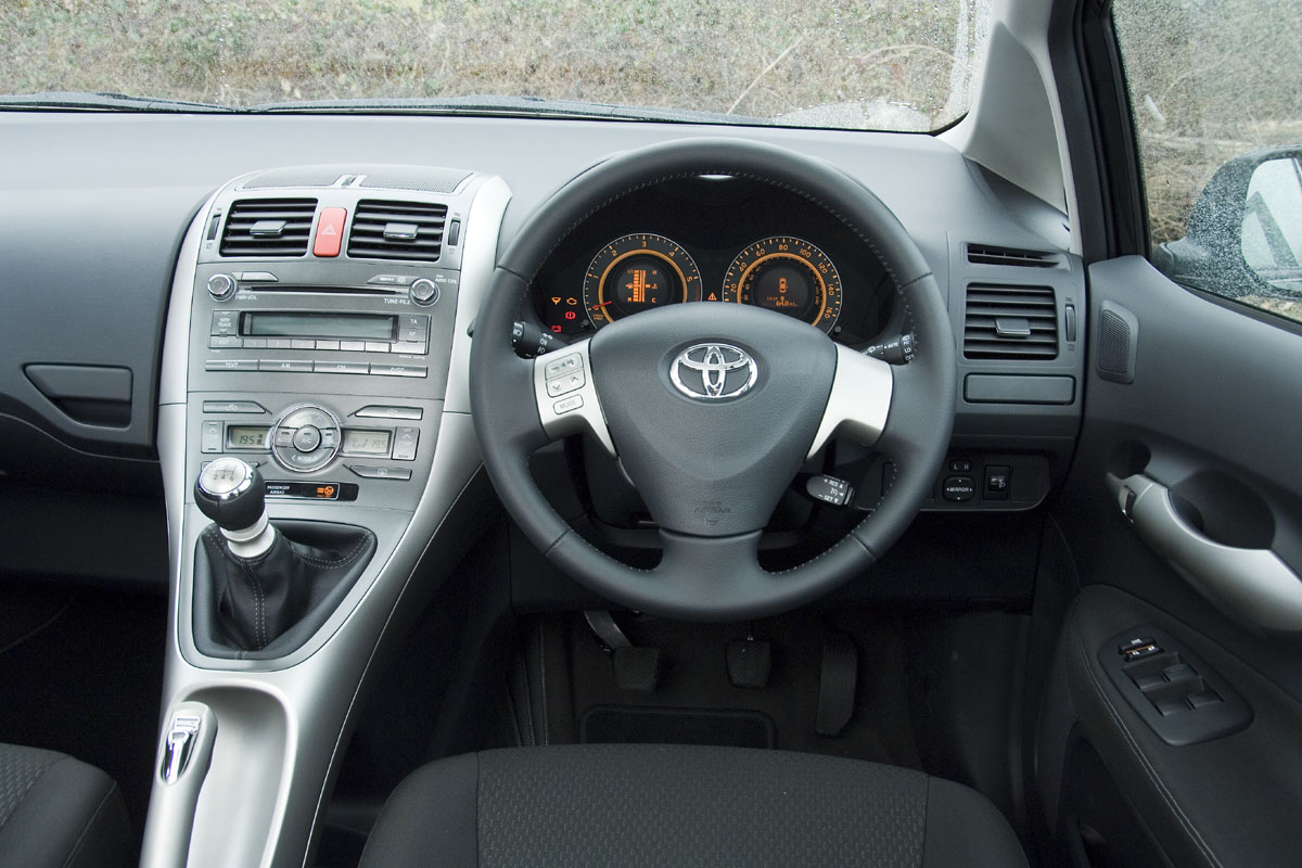Toyota Auris T180 Five-Door interior