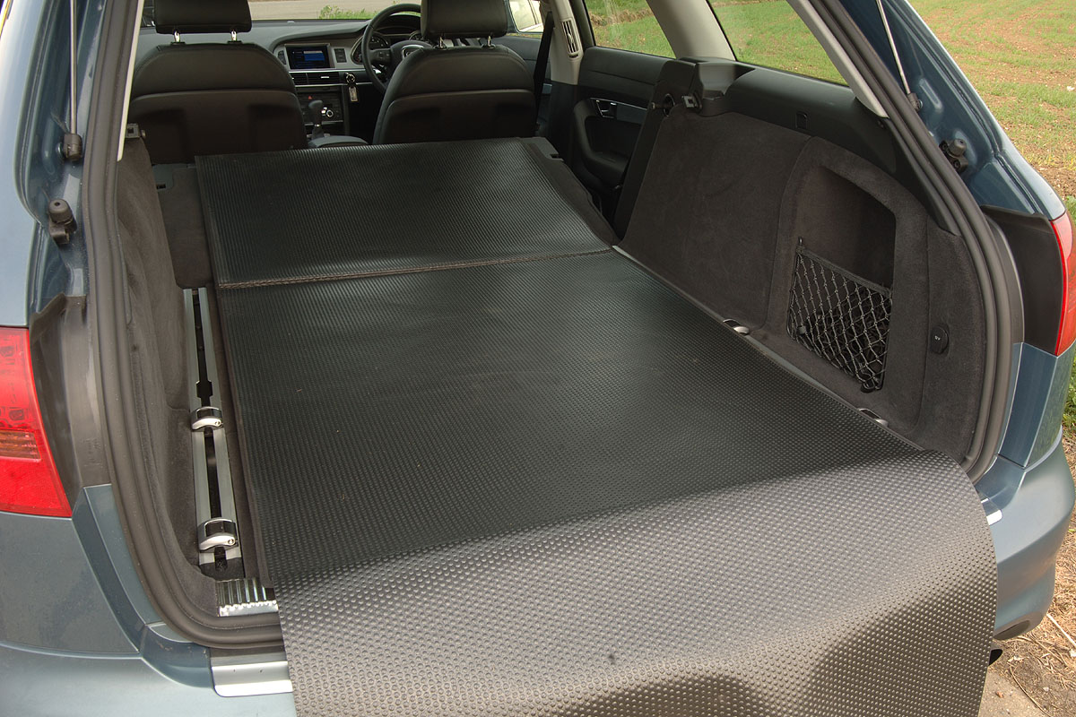 Audi A6 Allroad 3.2 FSI boot area