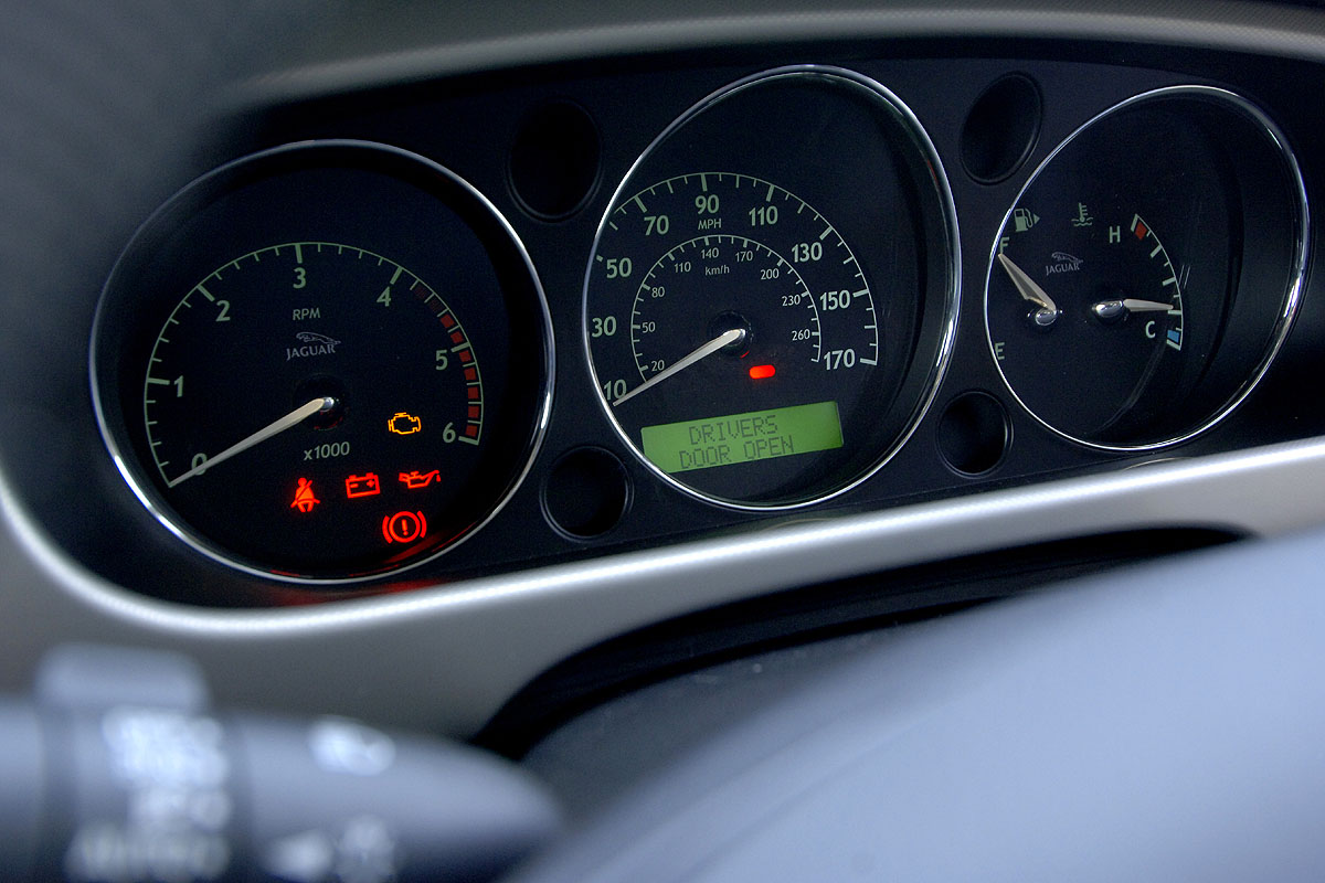 Jaguar XJ 2.7D Sport dashboard dials