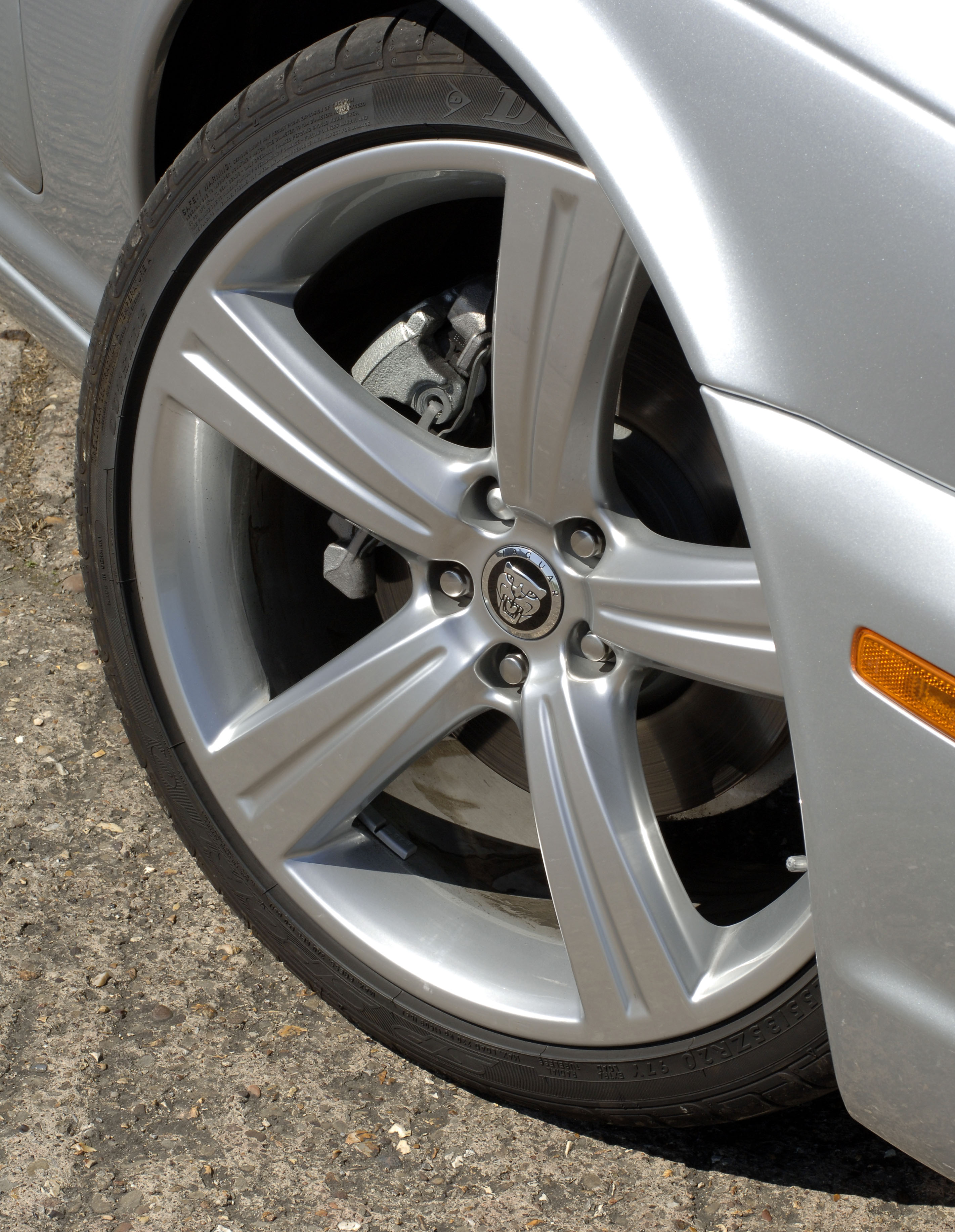 Jaguar XJ 2.7D Sport wheel