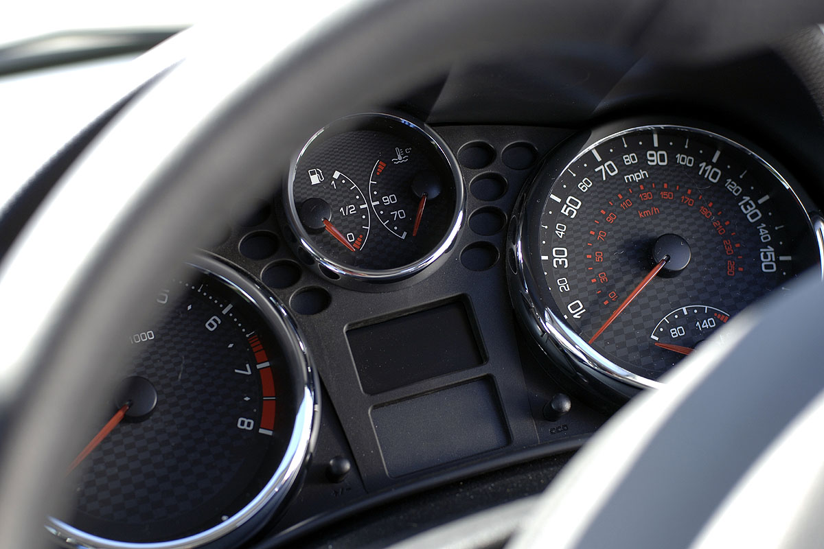 Peugeot 207 GTi dashboard