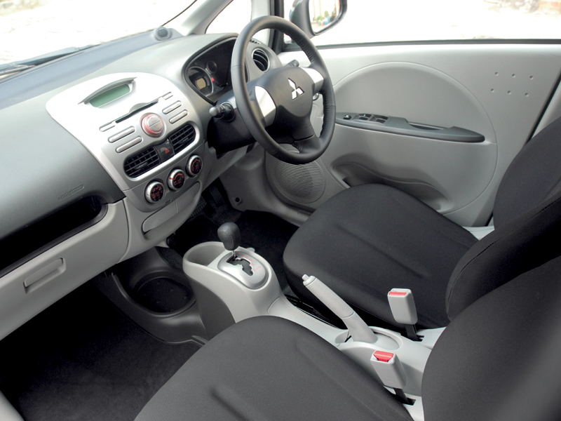 Mitsubishi i interior