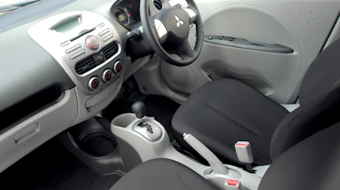 Mitsubishi i interior