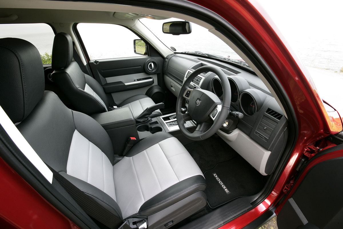 Dodge Nitro 2.8 CRD SXT interior