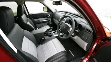 Dodge Nitro 2.8 CRD SXT interior