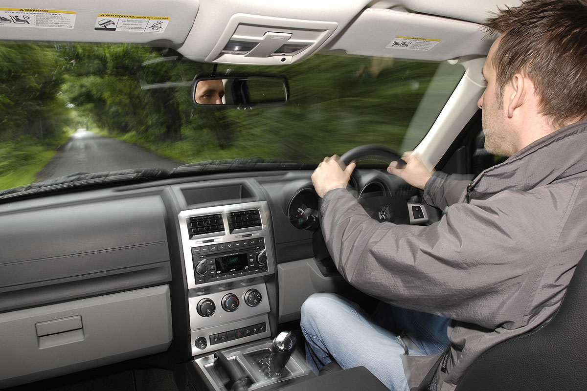 Dodge Nitro 2.8 CRD SXT interior