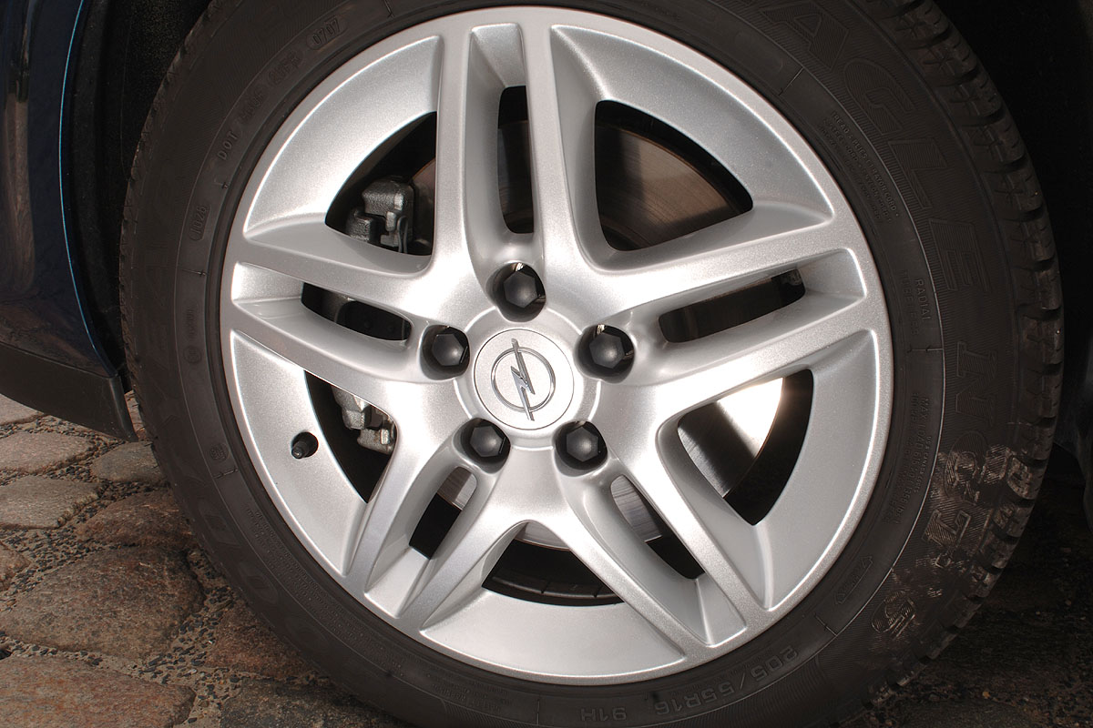 Vauxhall Astra 1.7 CDTI SRi wheel