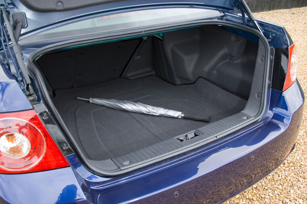 Chevrolet Epica boot