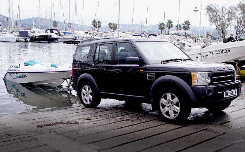 Land Rover Discovery pulling boat