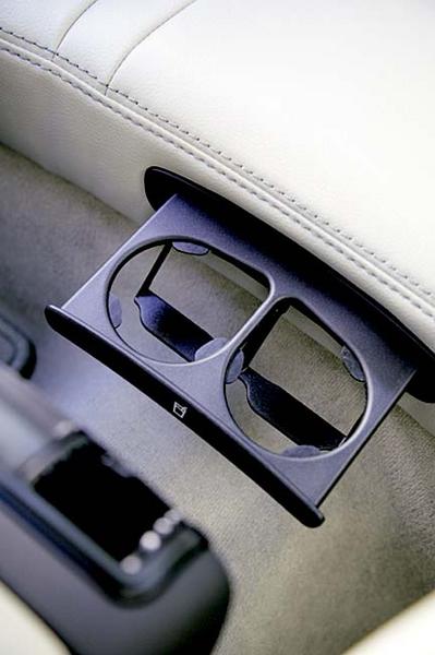 Cadillac BLS cupholder
