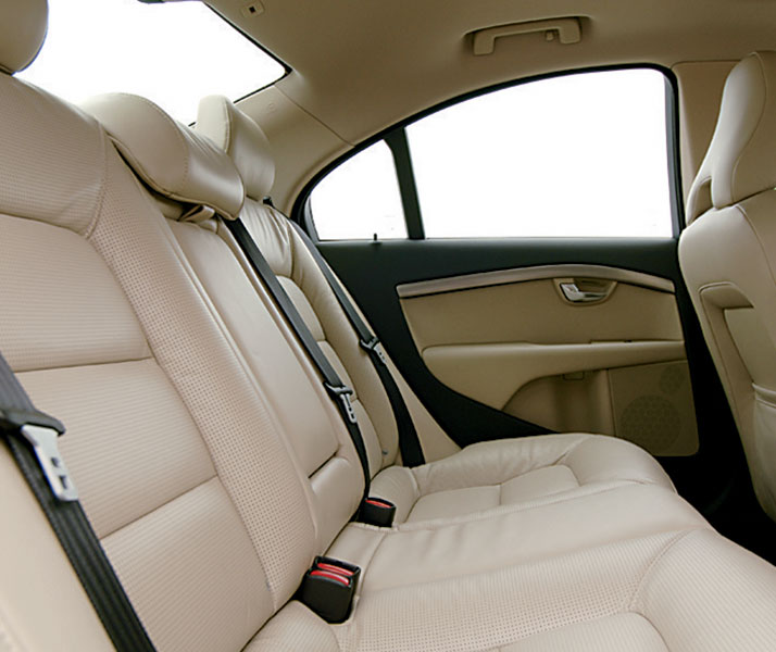 Volvo S80 V8 backseat