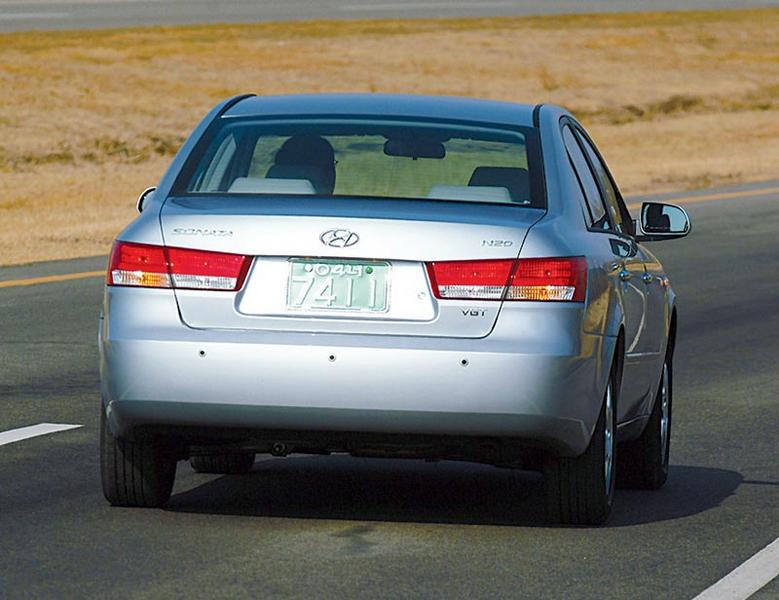 Rear view of Hyundai 2.0 CDX auto
