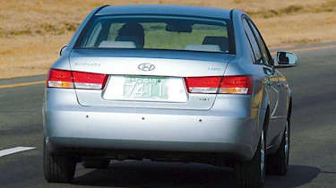 Rear view of Hyundai 2.0 CDX auto