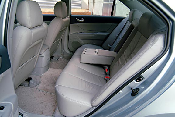 Hyundai 2.0 CDX auto rear seats