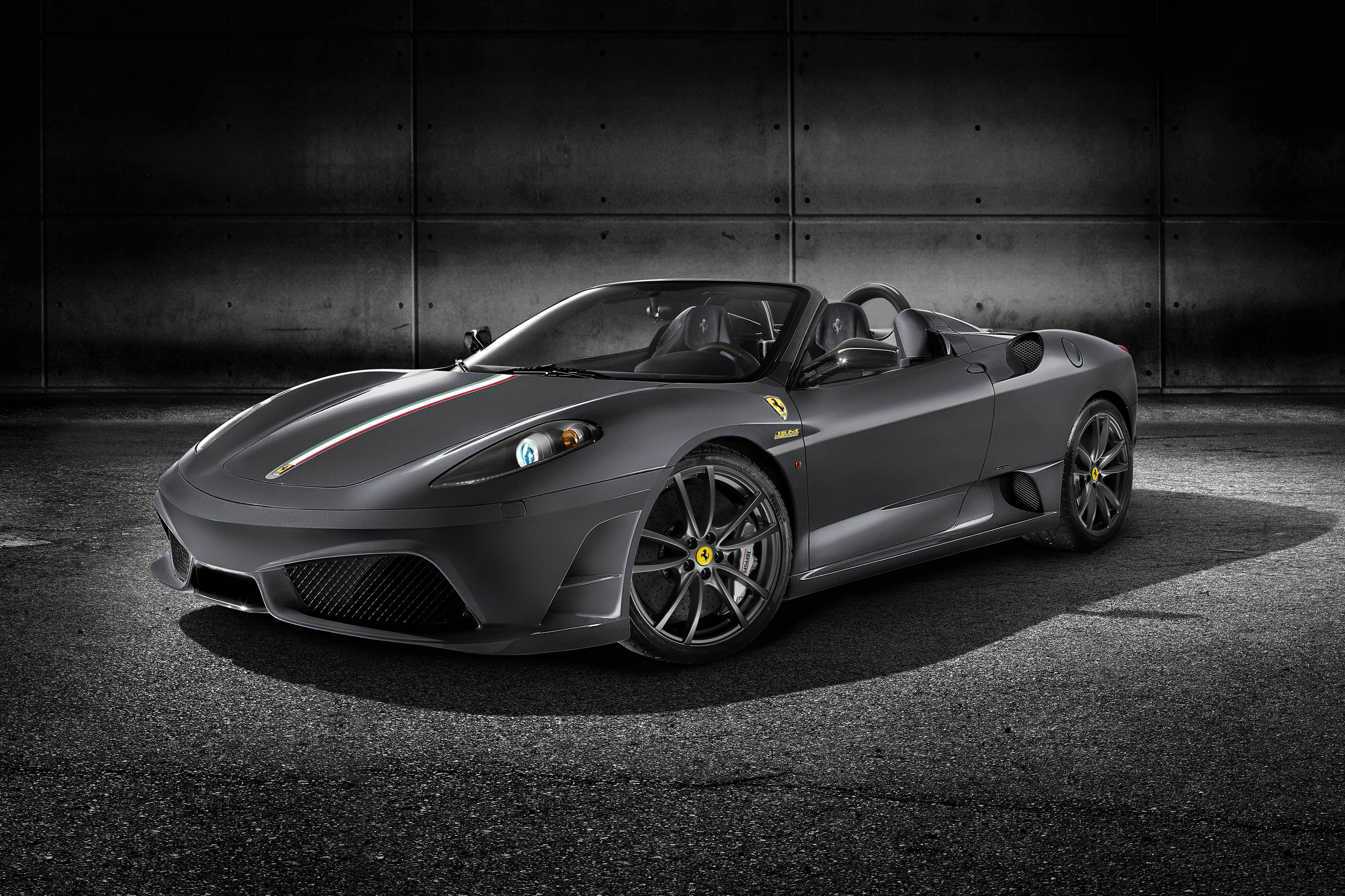 Ferraru Scuderia 16M