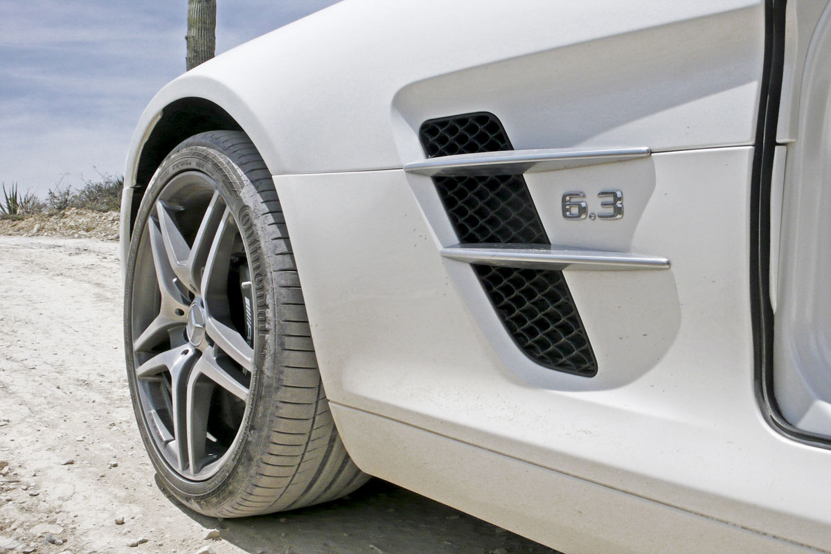 Mercedes SLS flies PAN-AM