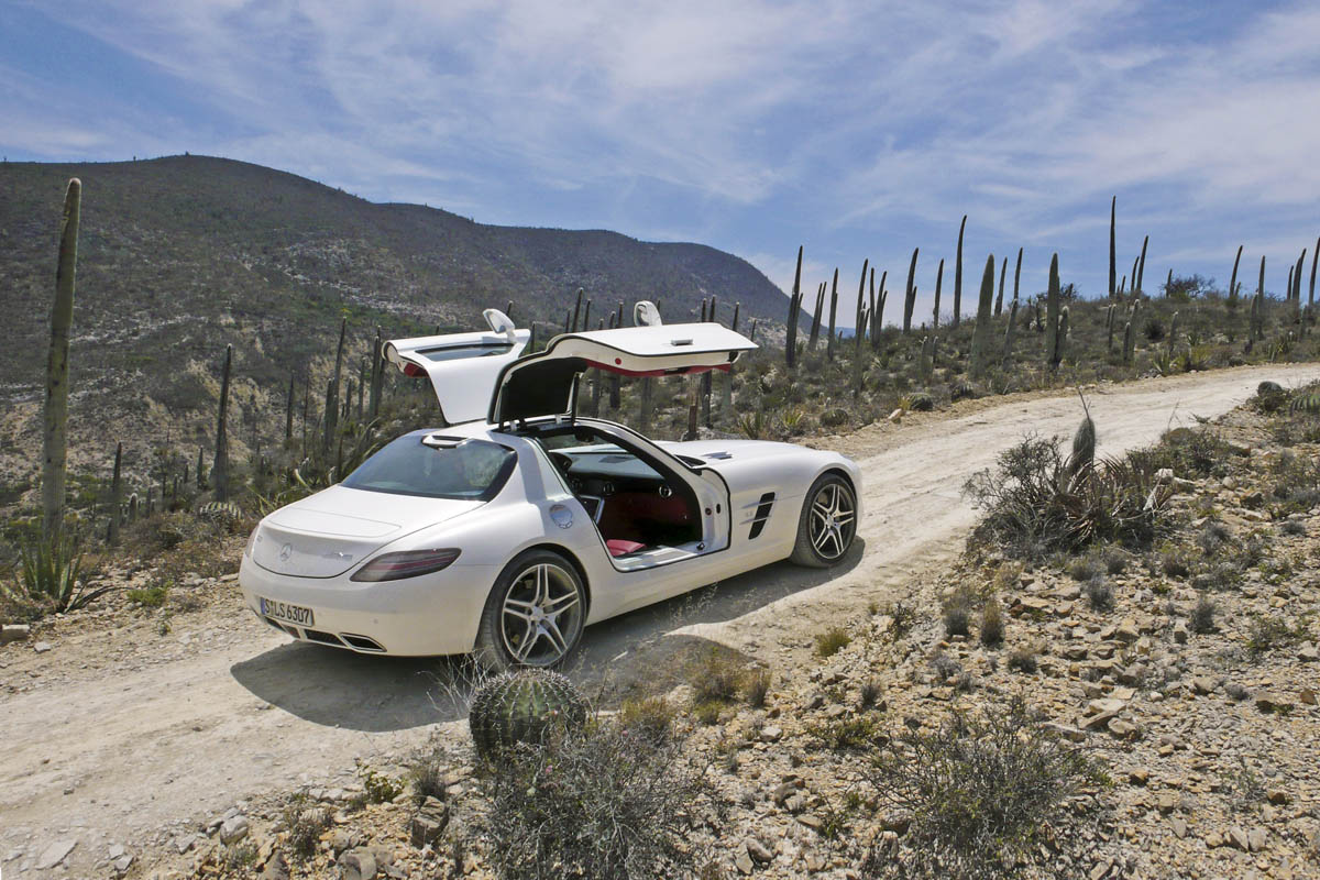 Mercedes SLS flies PAN-AM