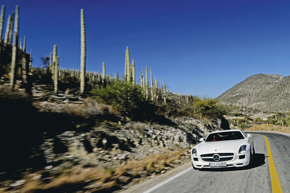 Mercedes SLS flies PAN-AM