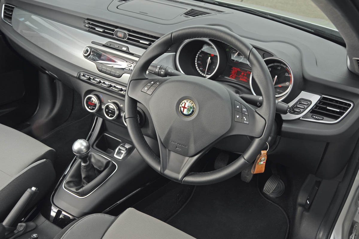 Alfa Romeo Giulietta 2.0 JTDm Lusso interior