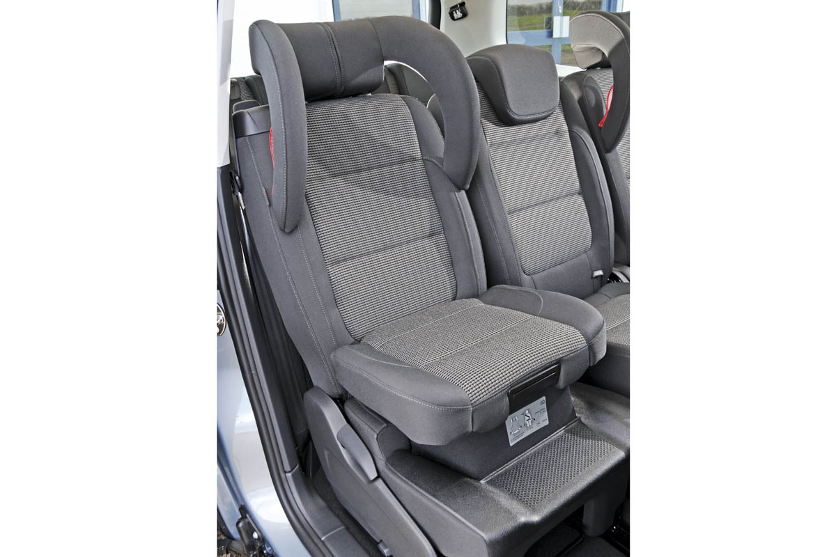 Volkswagen Sharan 2.0 TDI SE 140 rear seat