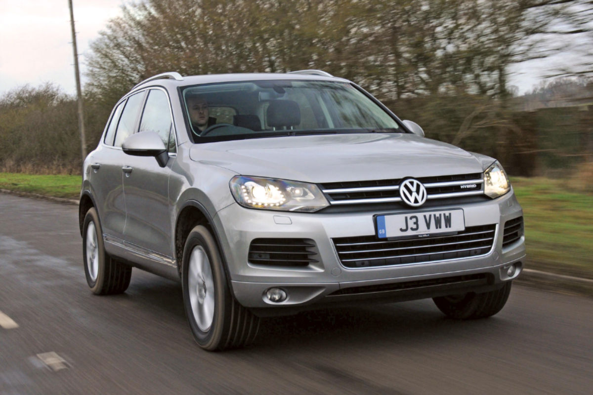 VW Touareg Hybrid front tracking