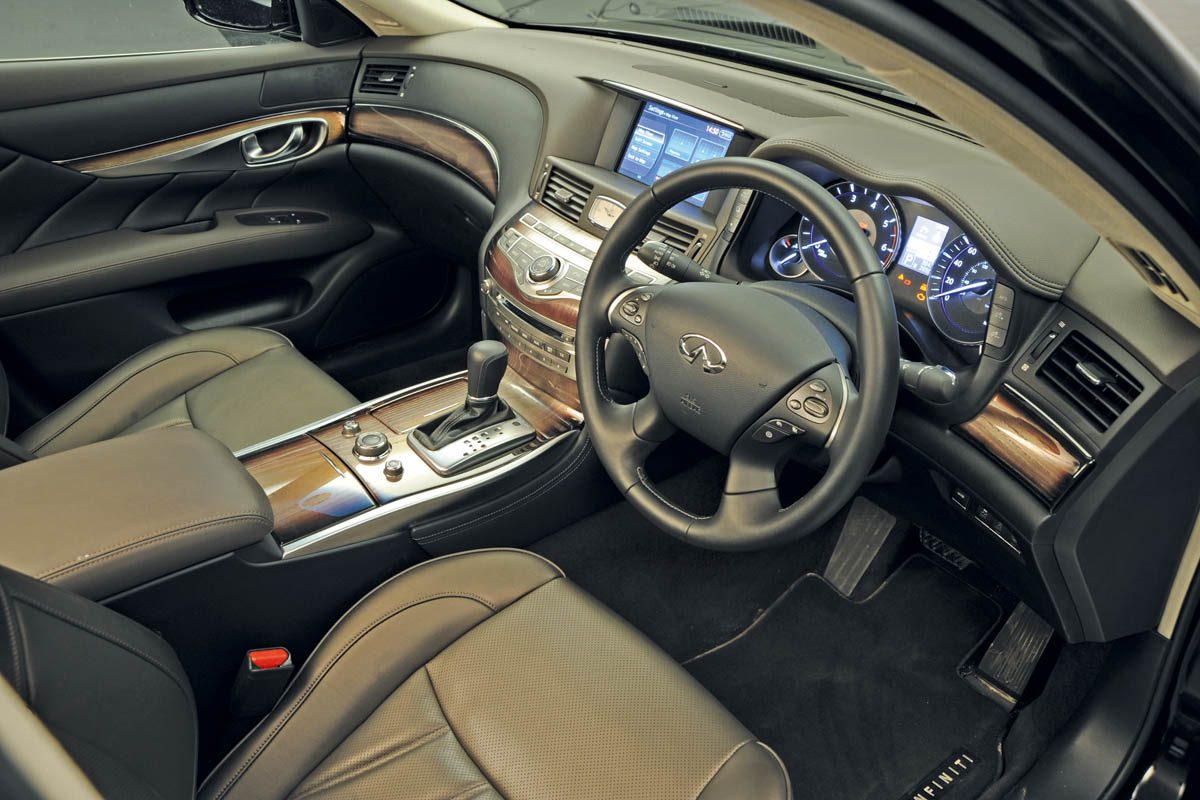 Infiniti M30d interior