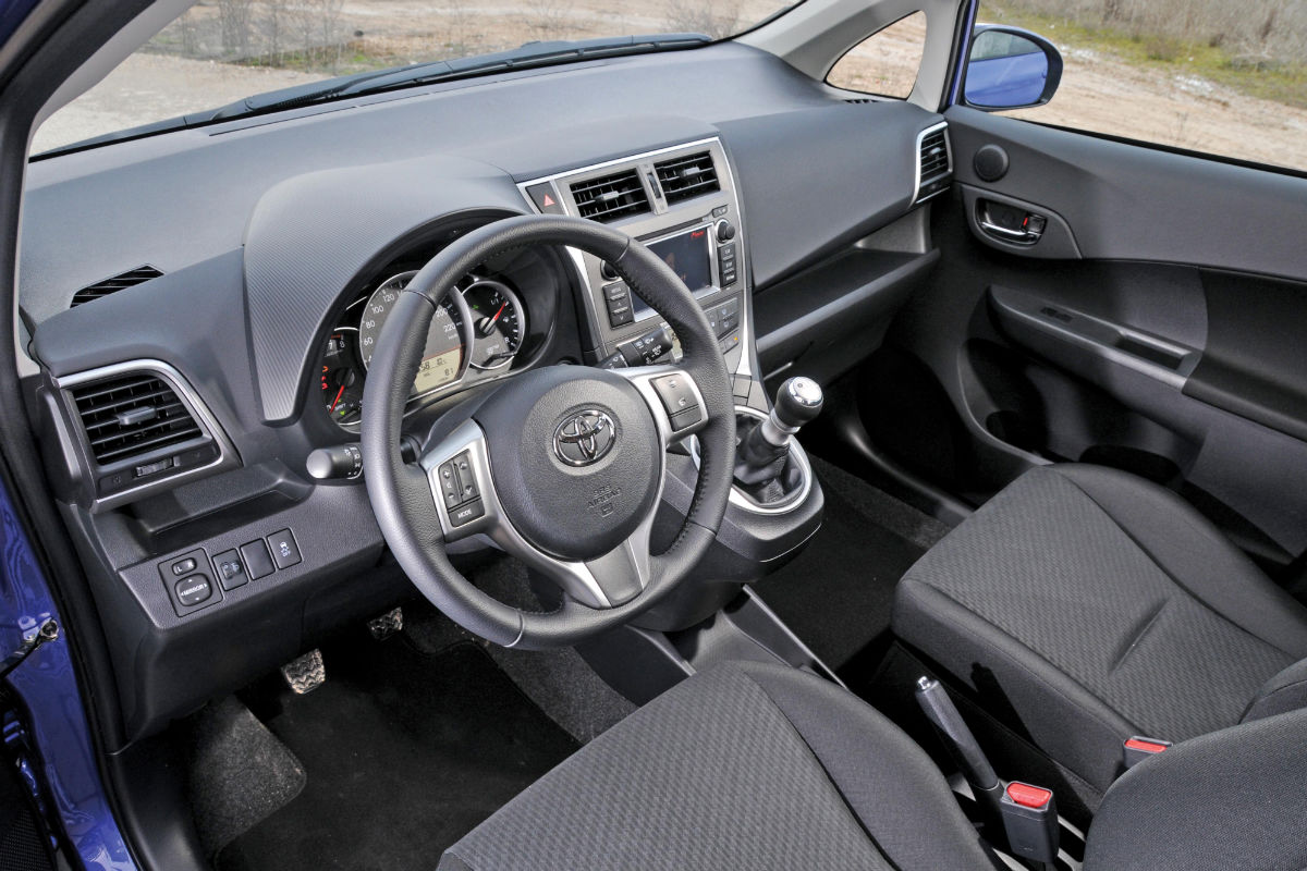 Toyota Verso-S interior