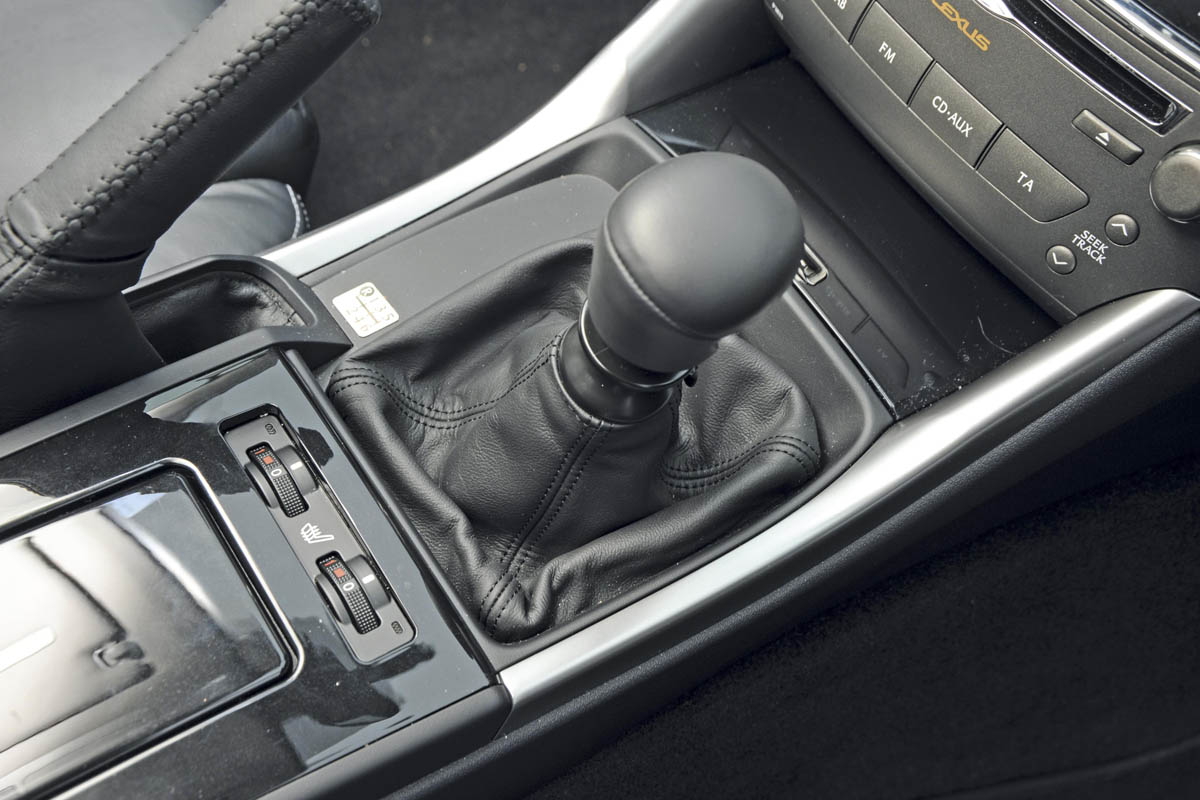 Lexus IS 200d SE gearstick
