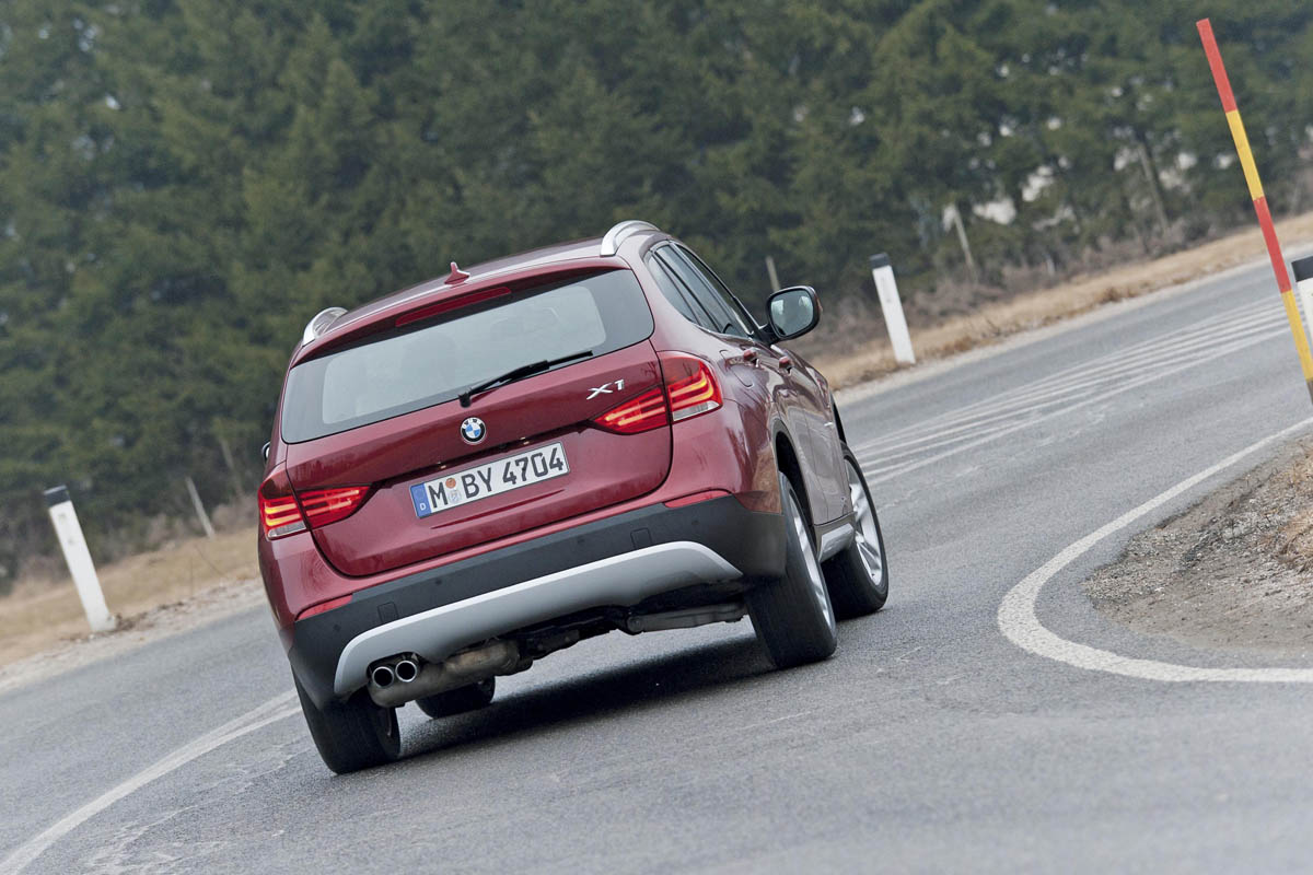 BMW X1 xDrive28i cornering