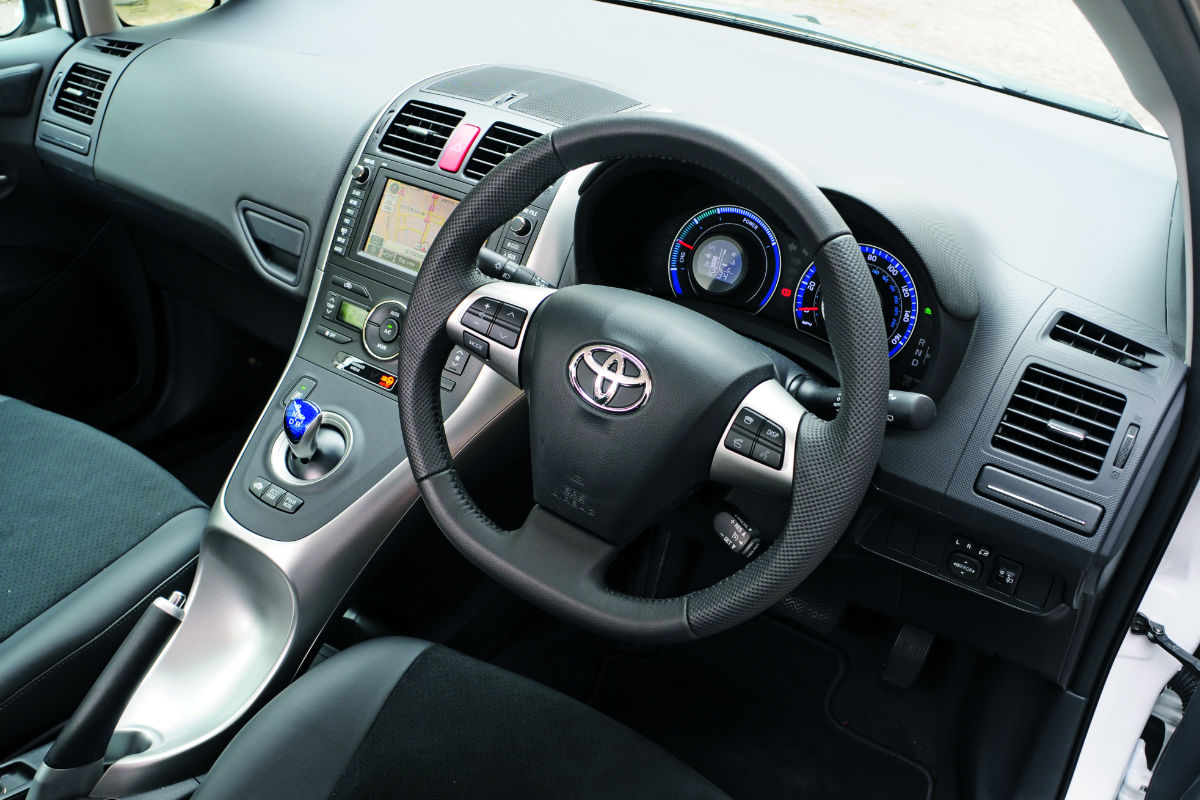 Toyota Auris HSD cabin
