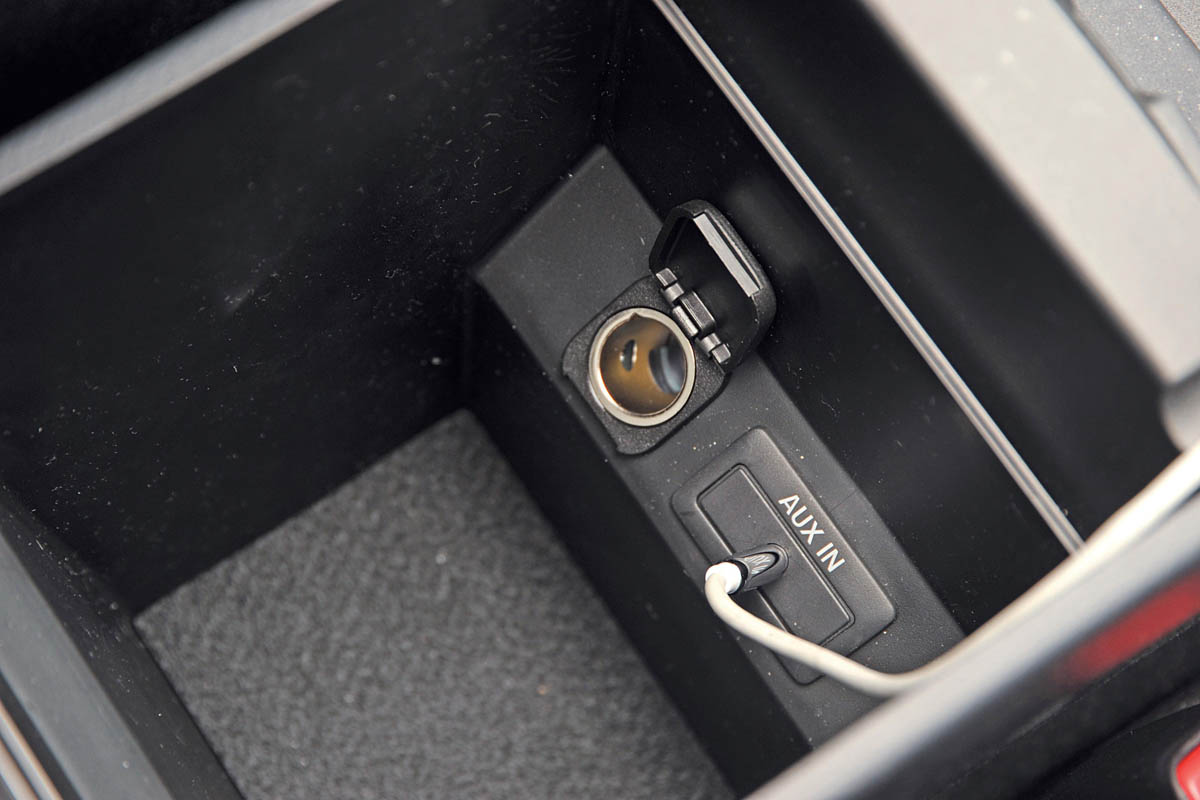 Mazda 3 aux socket