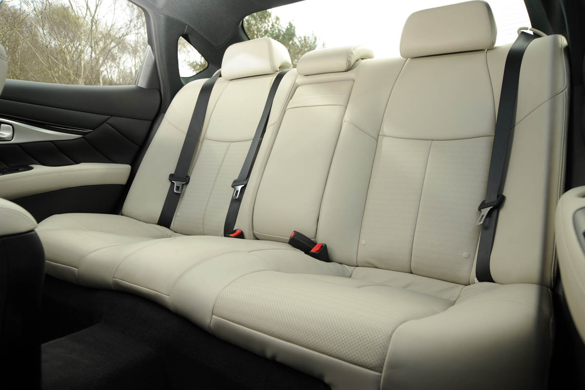 Infiniti M30d back seats